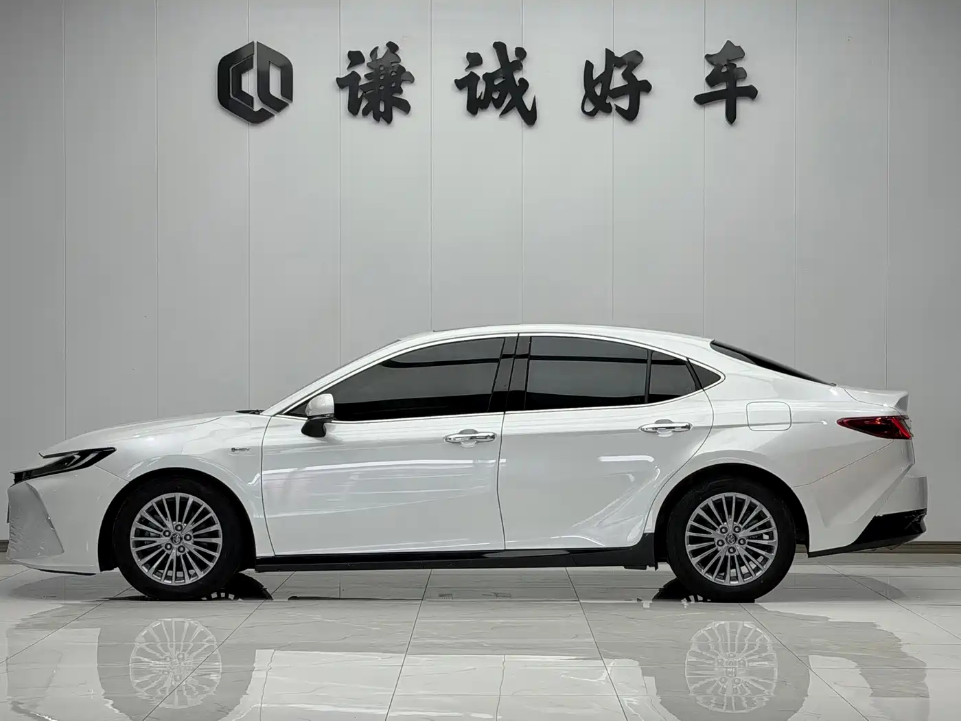 Toyota Camry 2025 2024 Hybrid 2.0HGVP Luxury Edition