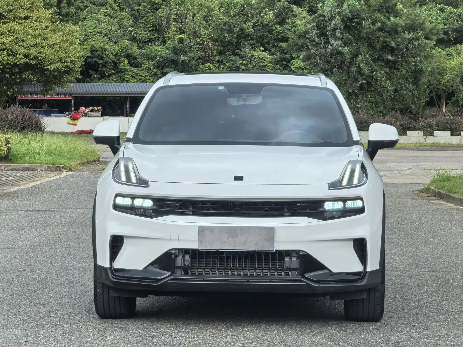 Photo 2 - Lynk & Co 06