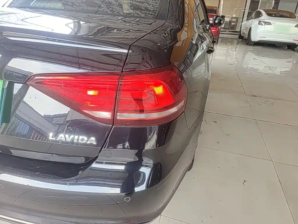 Фото 8 - Volkswagen Lavida