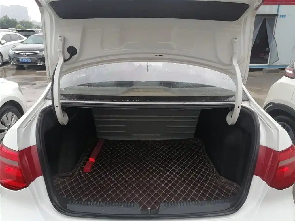 Volkswagen Jetta 2015 1.6L Manual Trend фото 19
