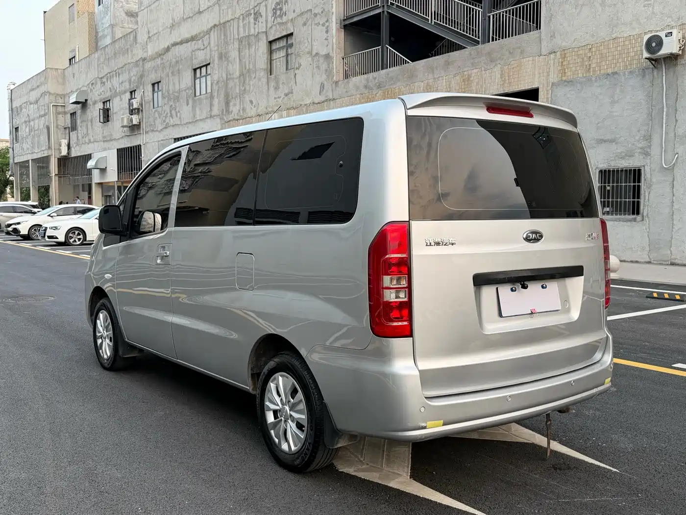 JAC Refine M3 2022 2022 PLUS 1.8L 7-Seater Standard