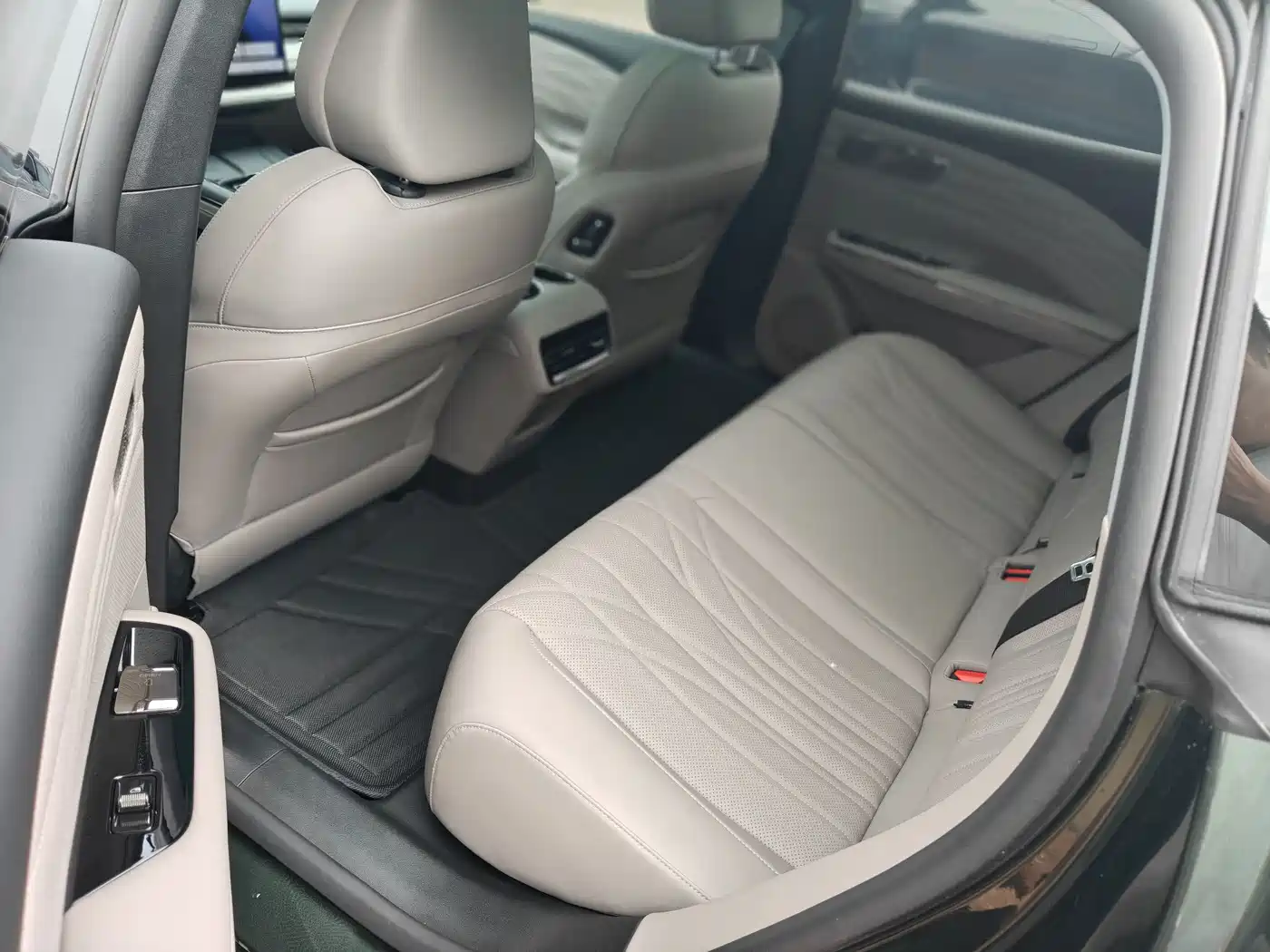 Geely Galaxy Galaxy Xingyao 8 2025 130km EM-i Premium Edition фото 4