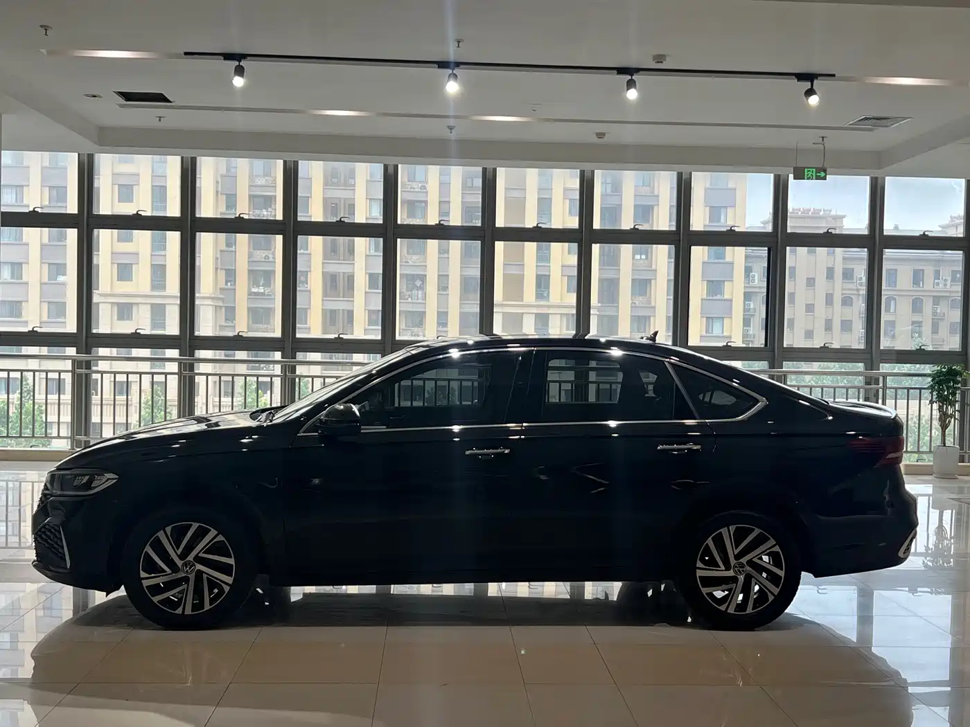 Volkswagen Lavida 2024 Model 300TSI DSG Starlight Leading Edition фото 3