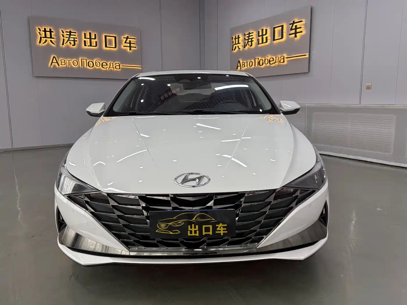 Hyundai Elantra 2022 1.5L CVT LUX Premium Edition фото 3