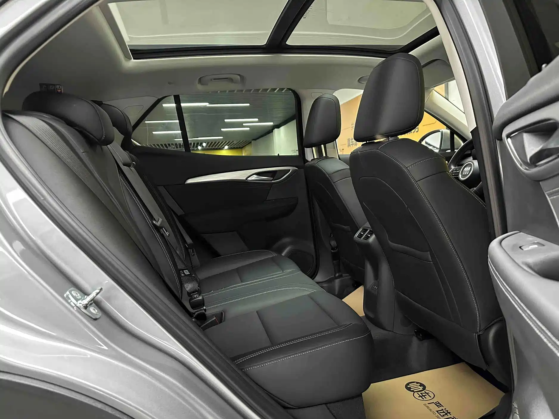 Photo 11 - Buick Envision S