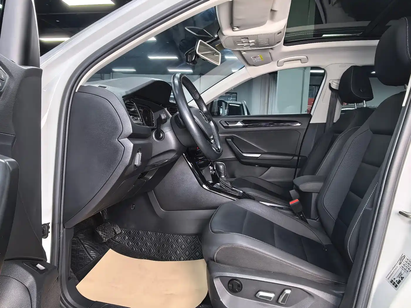 Volkswagen T-ROC 2022 280TSI DSG 2WD Comfort PLUS фото 8