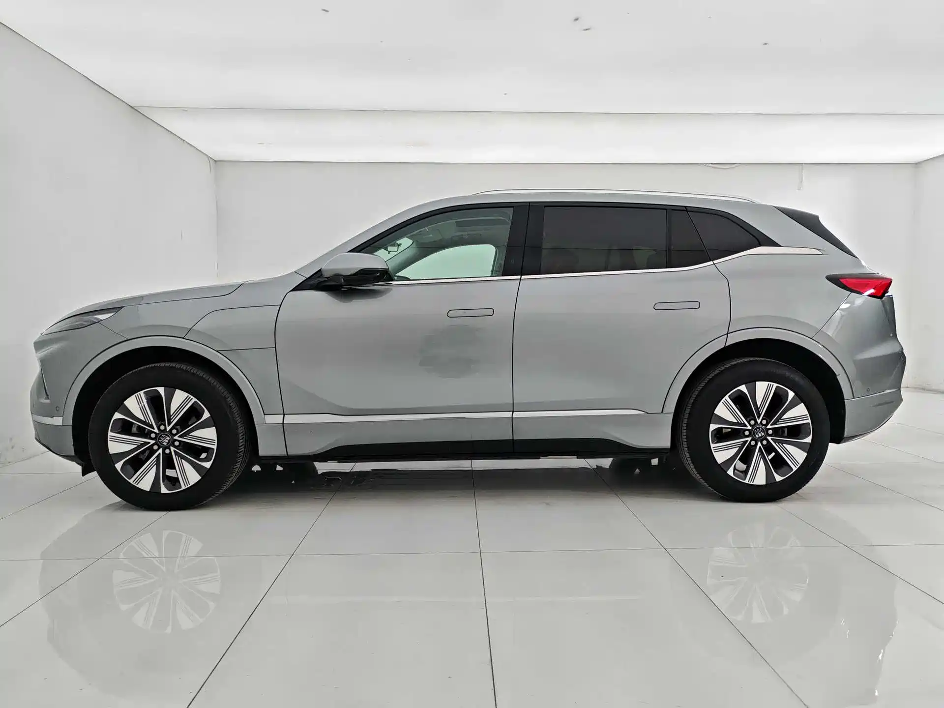Photo 7 - Buick E5