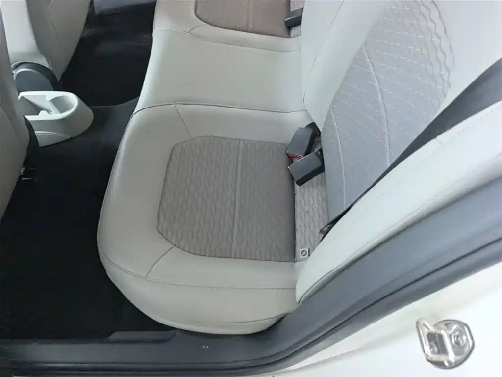 Škoda Rapid 2016 1.6L Automatic Pioneer Edition фото 17
