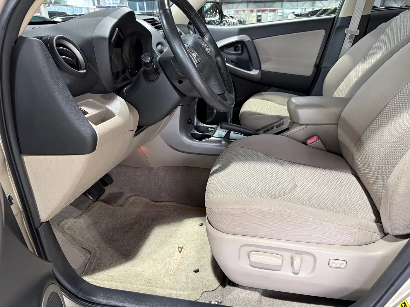 Toyota RAV4 (Import) 2006 2.4 Luxury фото 7