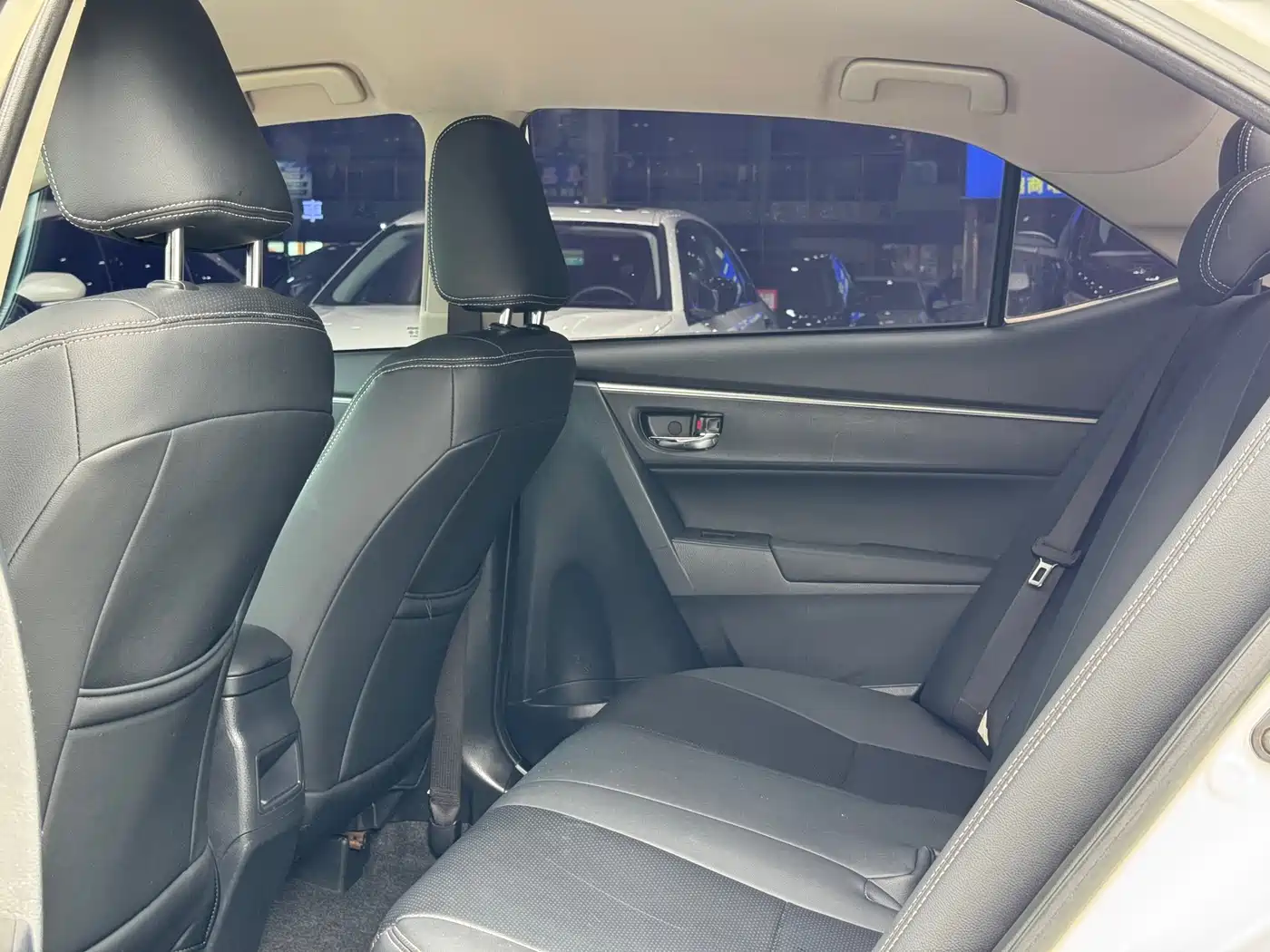 Toyota Corolla 2016 Dual Hybrid 1.8L E-CVT Pioneer Edition фото 9
