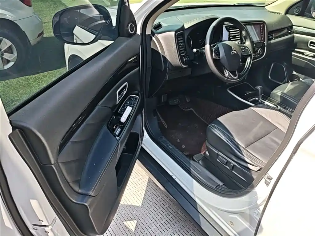 MITSUBISHI OUTLANDER