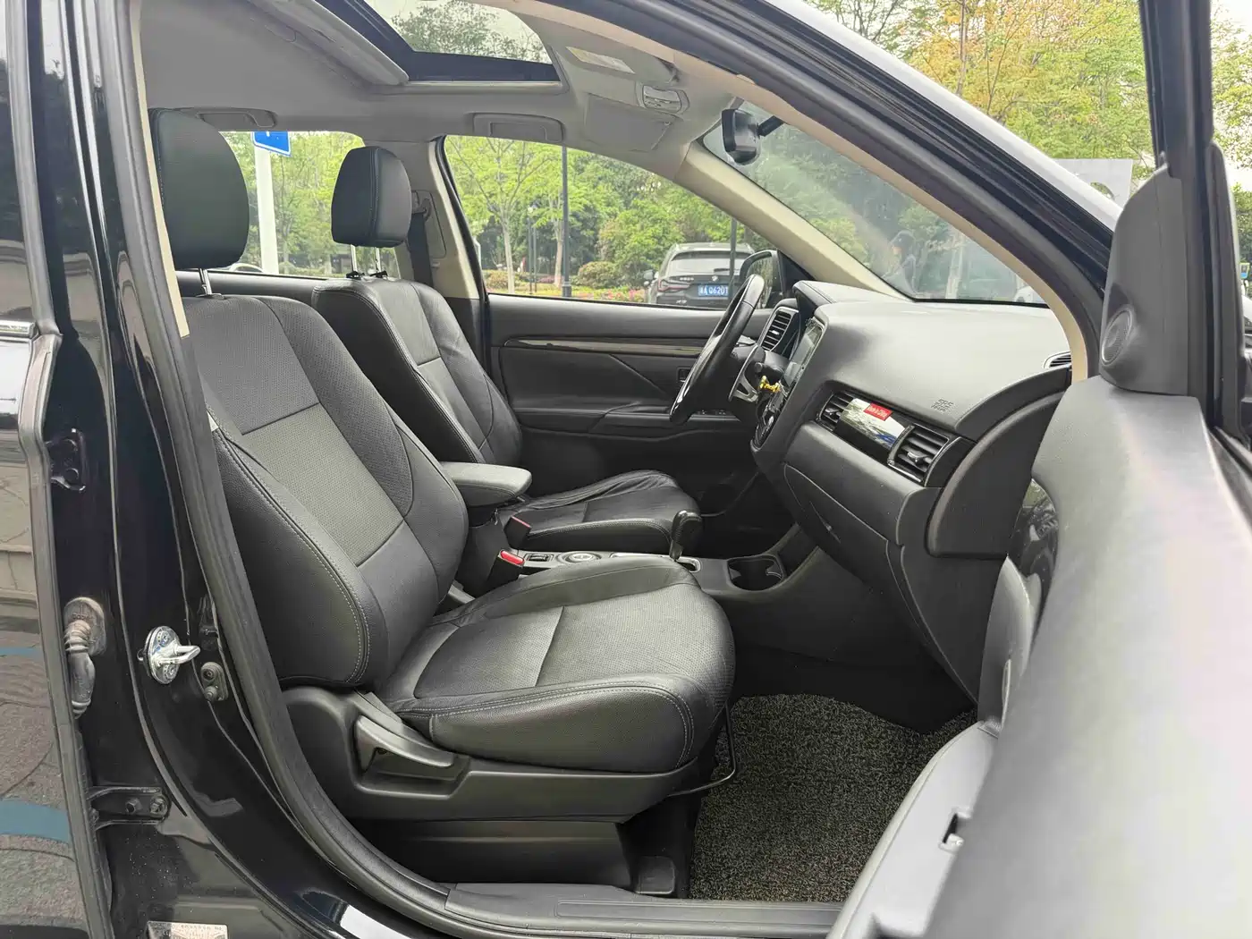 Mitsubishi Outlander 2016 2.4L 4WD Luxury Edition 7-seater фото 12