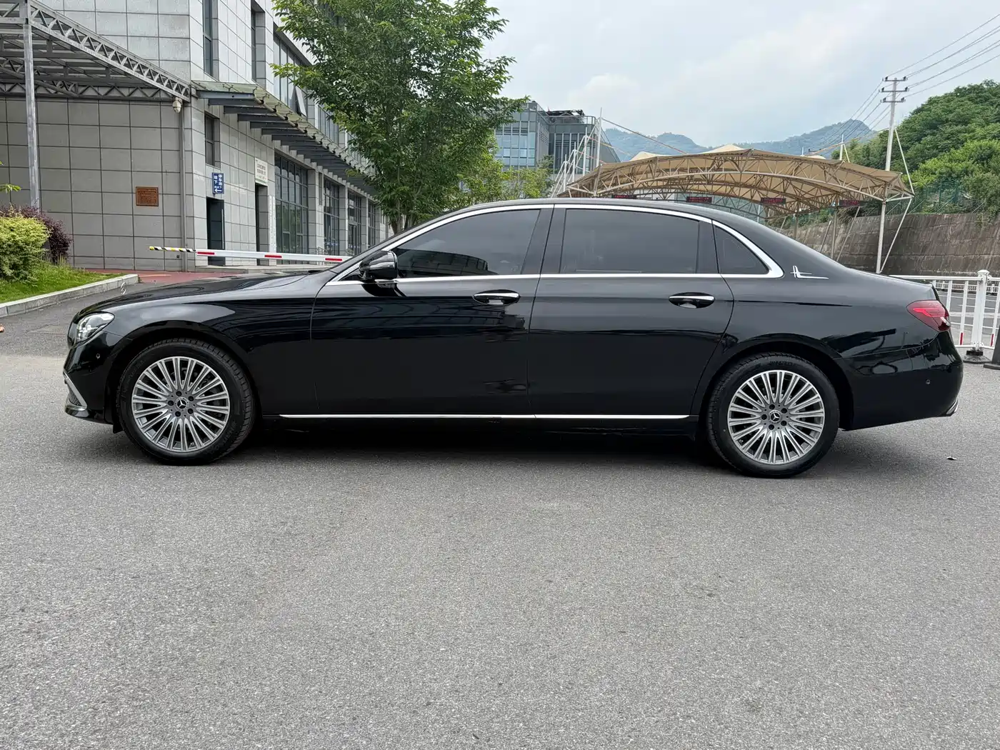 Mercedes-Benz E-Class 2023 E 300 L Fashion фото 8