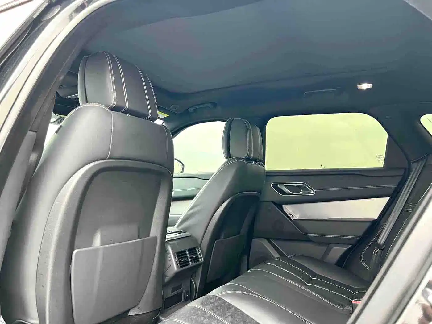 Land Rover Range Rover Velar 2023 250PS Gloss Black Collector's Edition фото 9