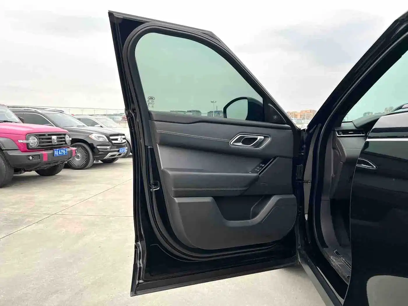 Land Rover Range Rover Velar 2023 250PS Gloss Black Collector's Edition фото 4