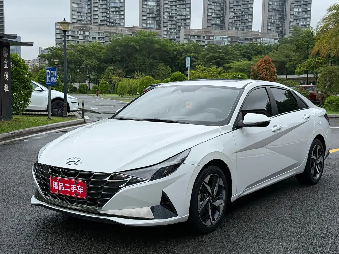 Hyundai Elantra 2022 1.5L CVT LUX Premium Edition