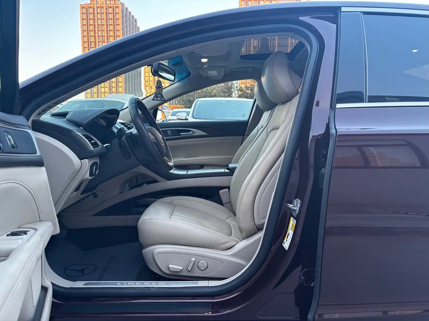 Photo 4 - Lincoln MKZ