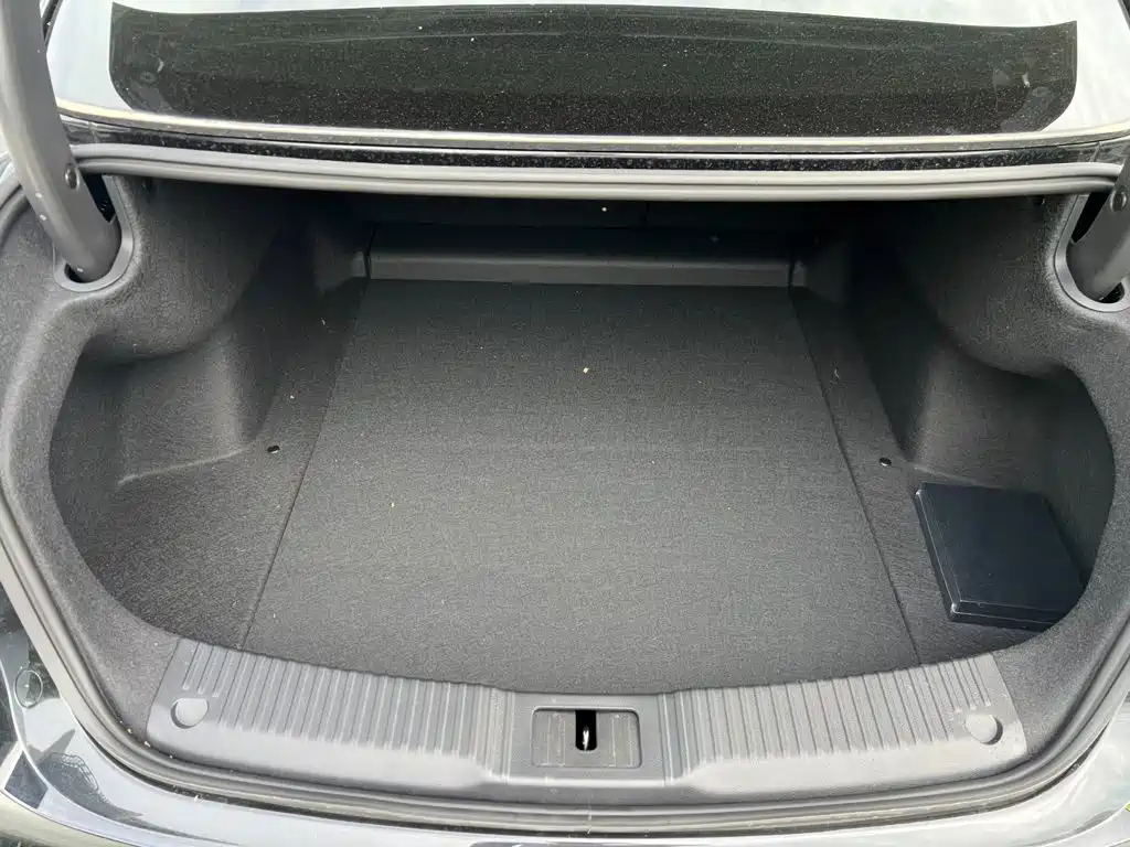 Фото 8 - Hongqi H5