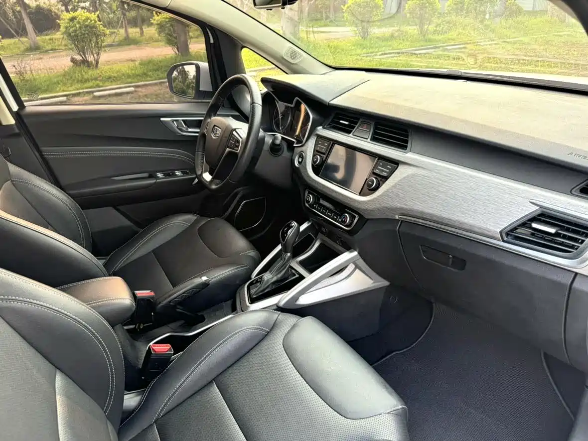 Фото 8 - Geely Vision X3