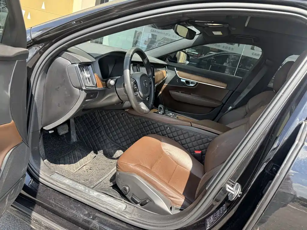 Photo 4 - Volvo S90
