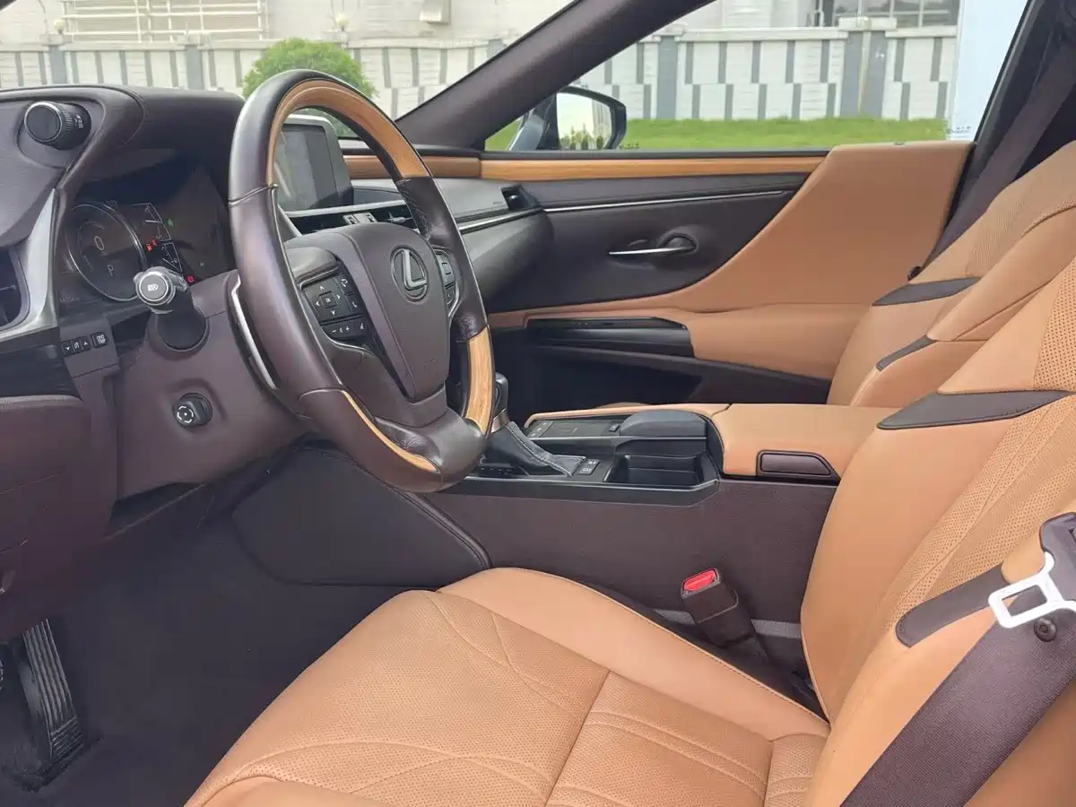 Photo 4 - Lexus ES