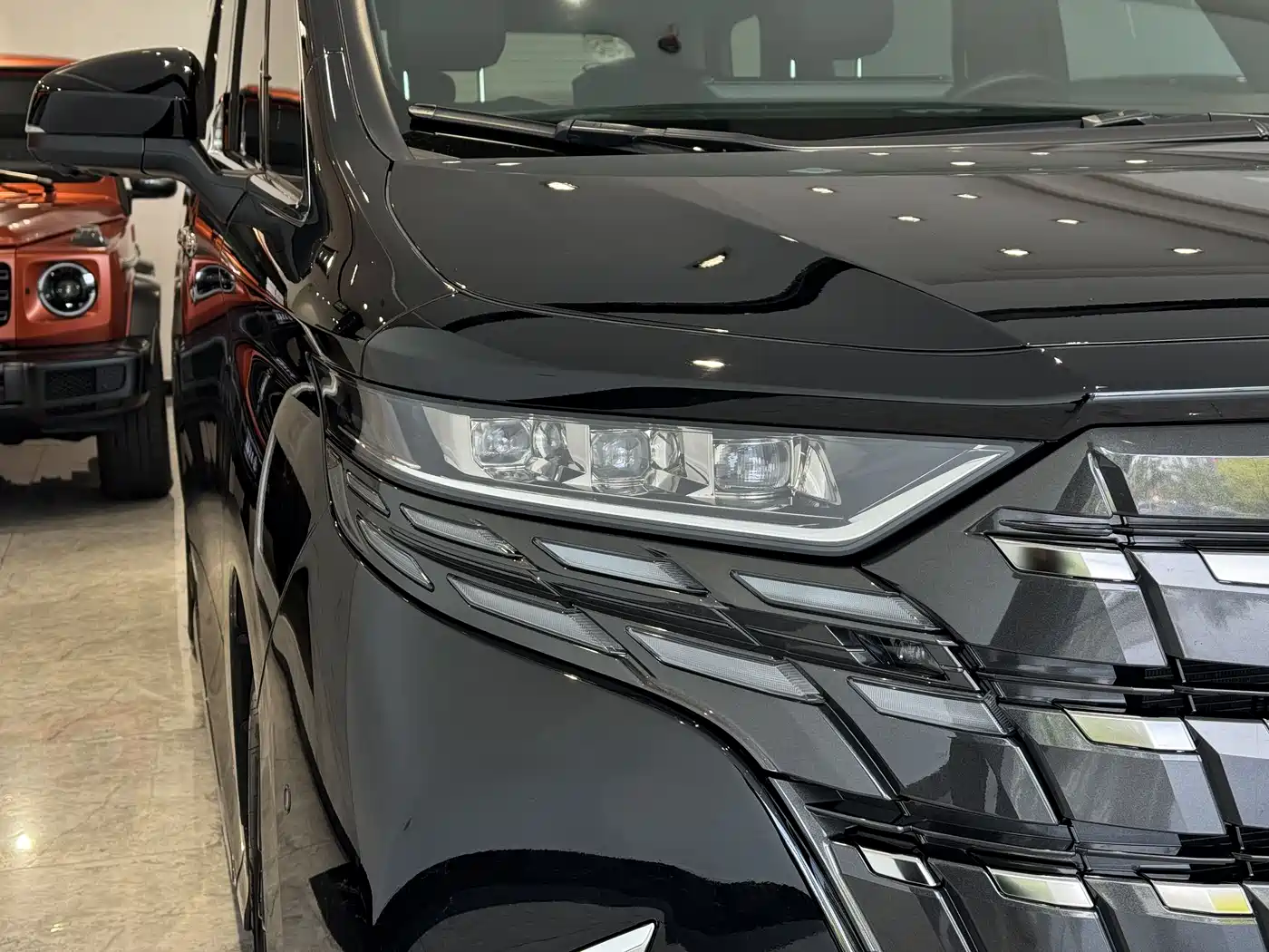 Toyota Alphard фото 3