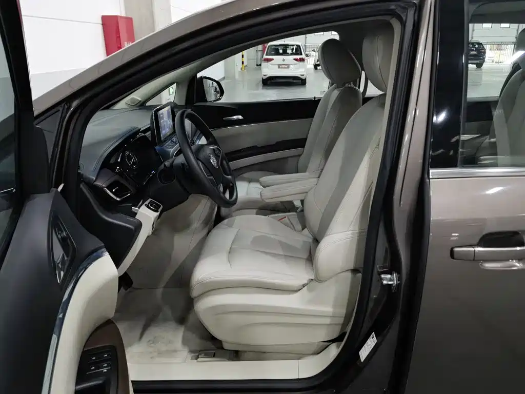Photo 10 - Buick GL8