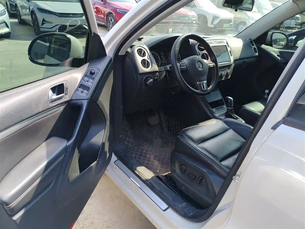 VOLKSWAGEN TIGUAN