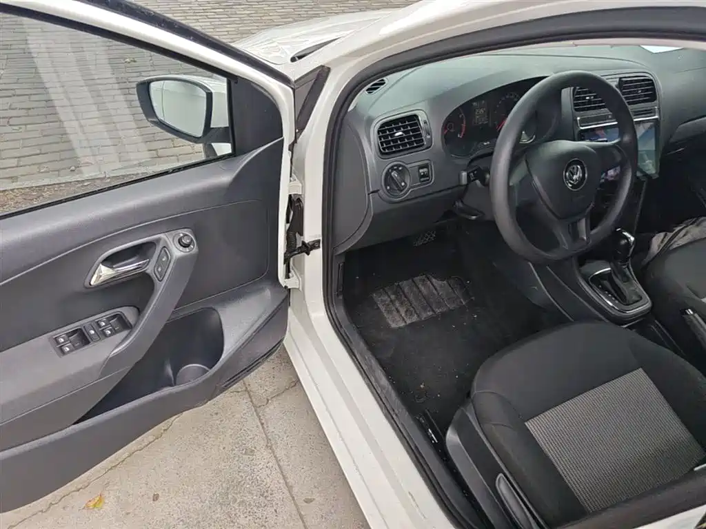 Volkswagen Polo 2016 1.4L Automatic Trend фото 16