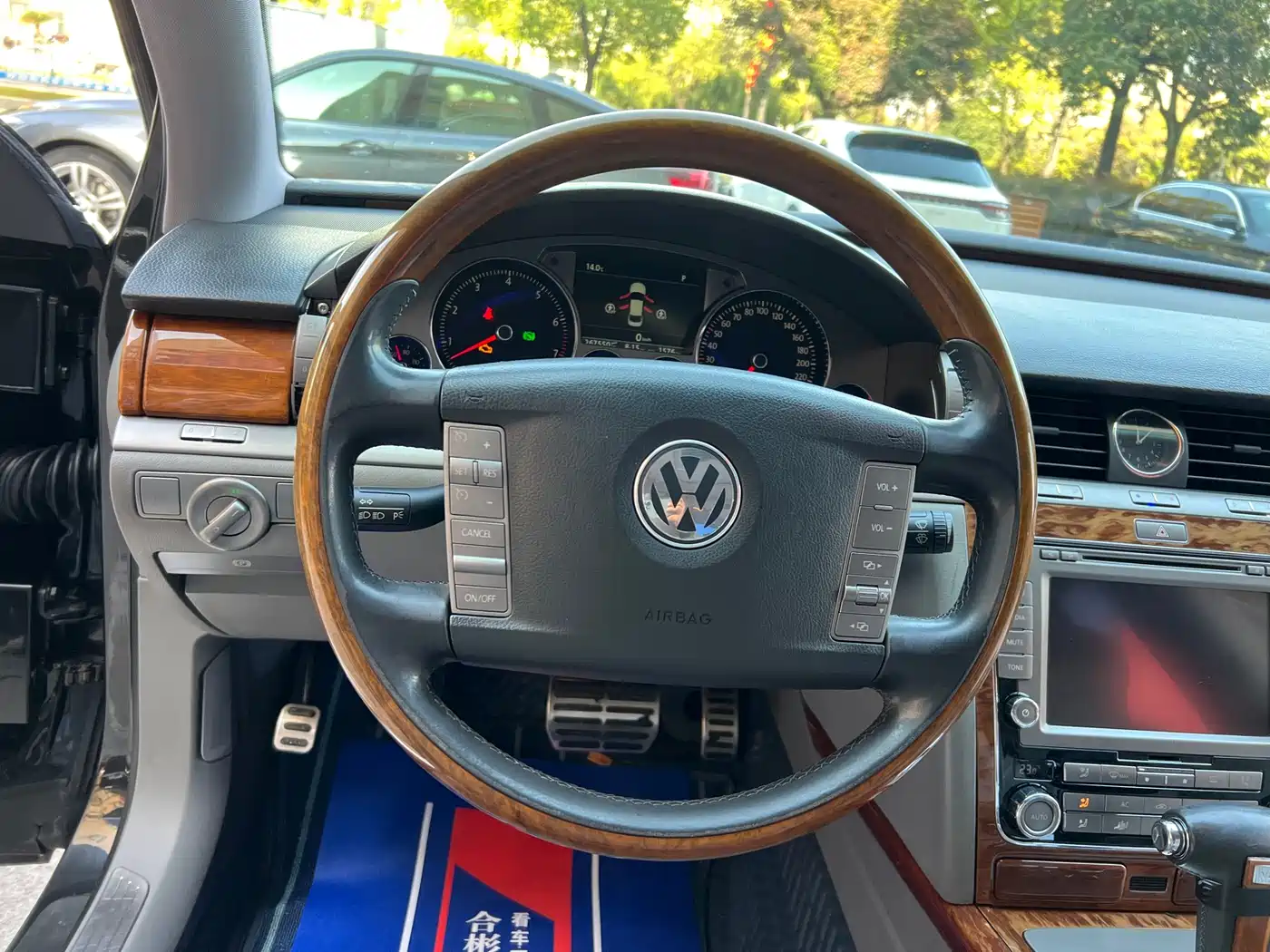 Volkswagen Phaeton 2009 Model 3.6L V6 5-seat Extended Comfort фото 17