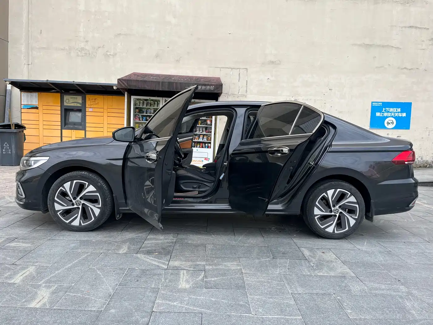 VOLKSWAGEN BORA