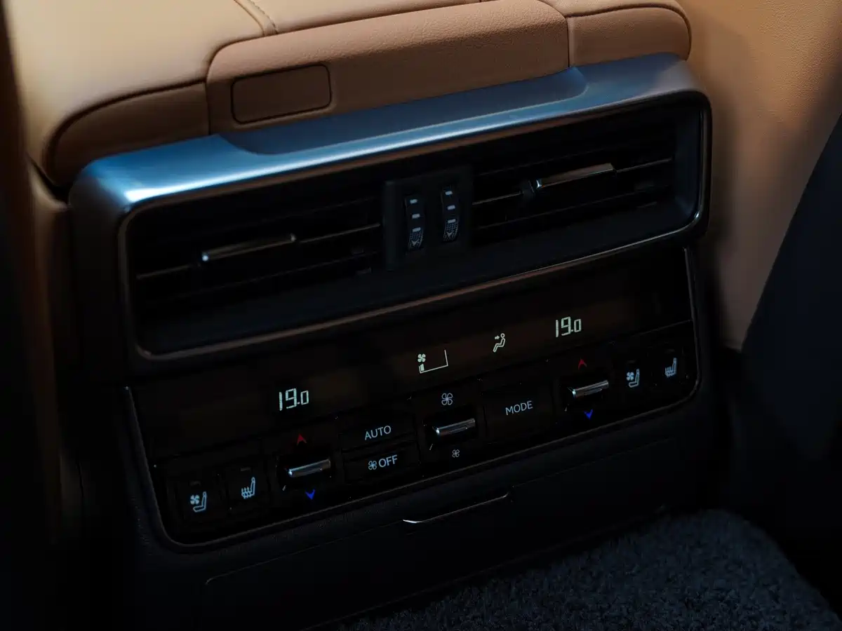 Фото 25 - Lexus LX
