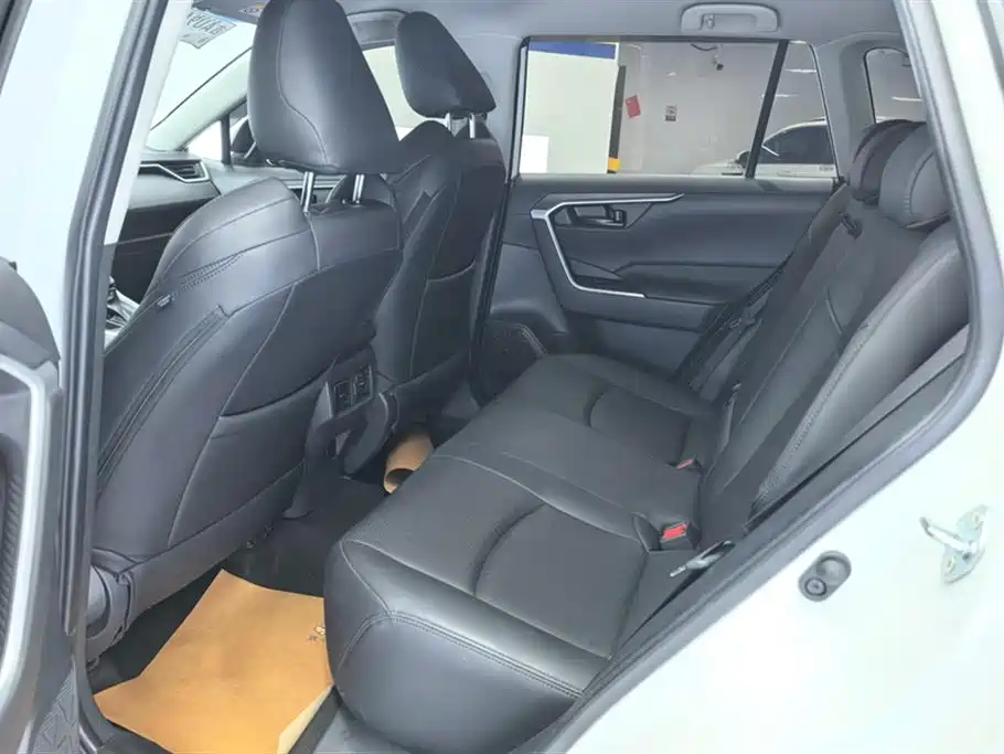 Toyota Wildlander 2024 2.0L CVT FWD Leading Edition фото 11