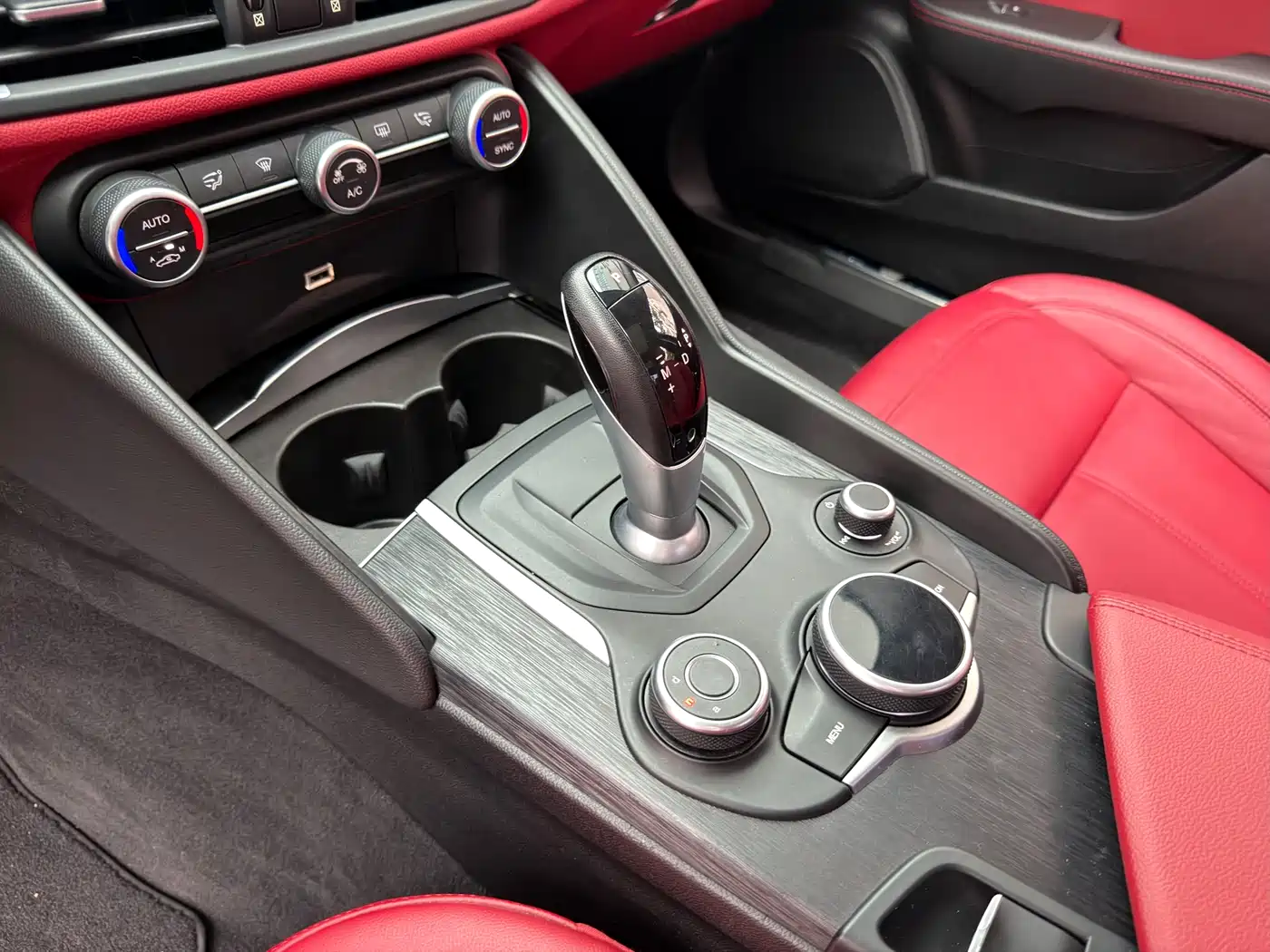 Alfa Romeo Giulia 2020 2.0T 280HP Dark Night Phantom Limited фото 11