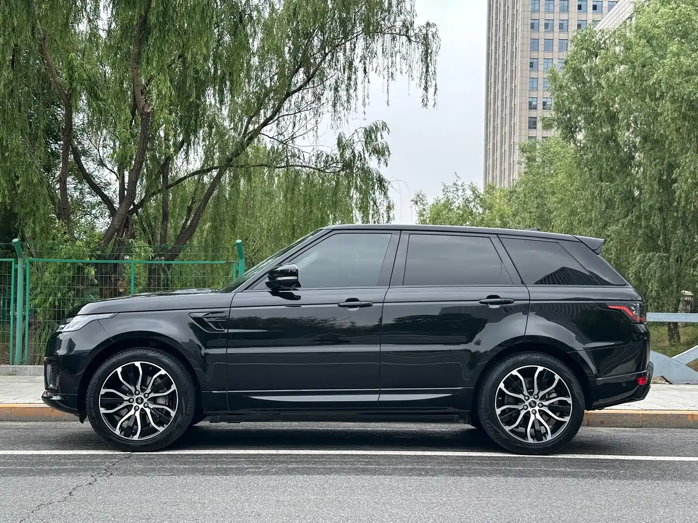 Land Rover Range Rover Sport 2021 3.0 L6 Gloss Black Edition фото 15