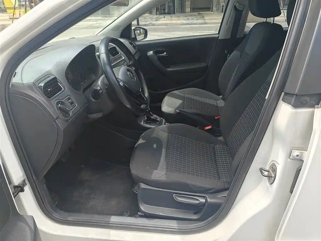 Volkswagen Polo 2016 1.6L Automatic Comfort фото 9