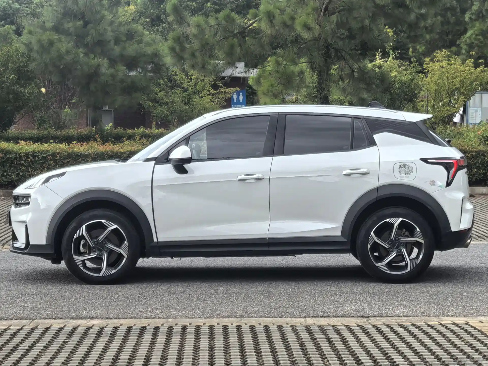 Photo 3 - Lynk & Co 06
