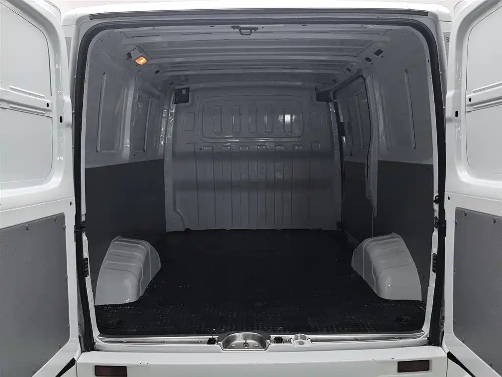SAIC Maxus Xintu V80 2023 2.0T Manual Classic City Delivery King Short Wheelbase Ultra-Low Roof 3-Seater фото 16