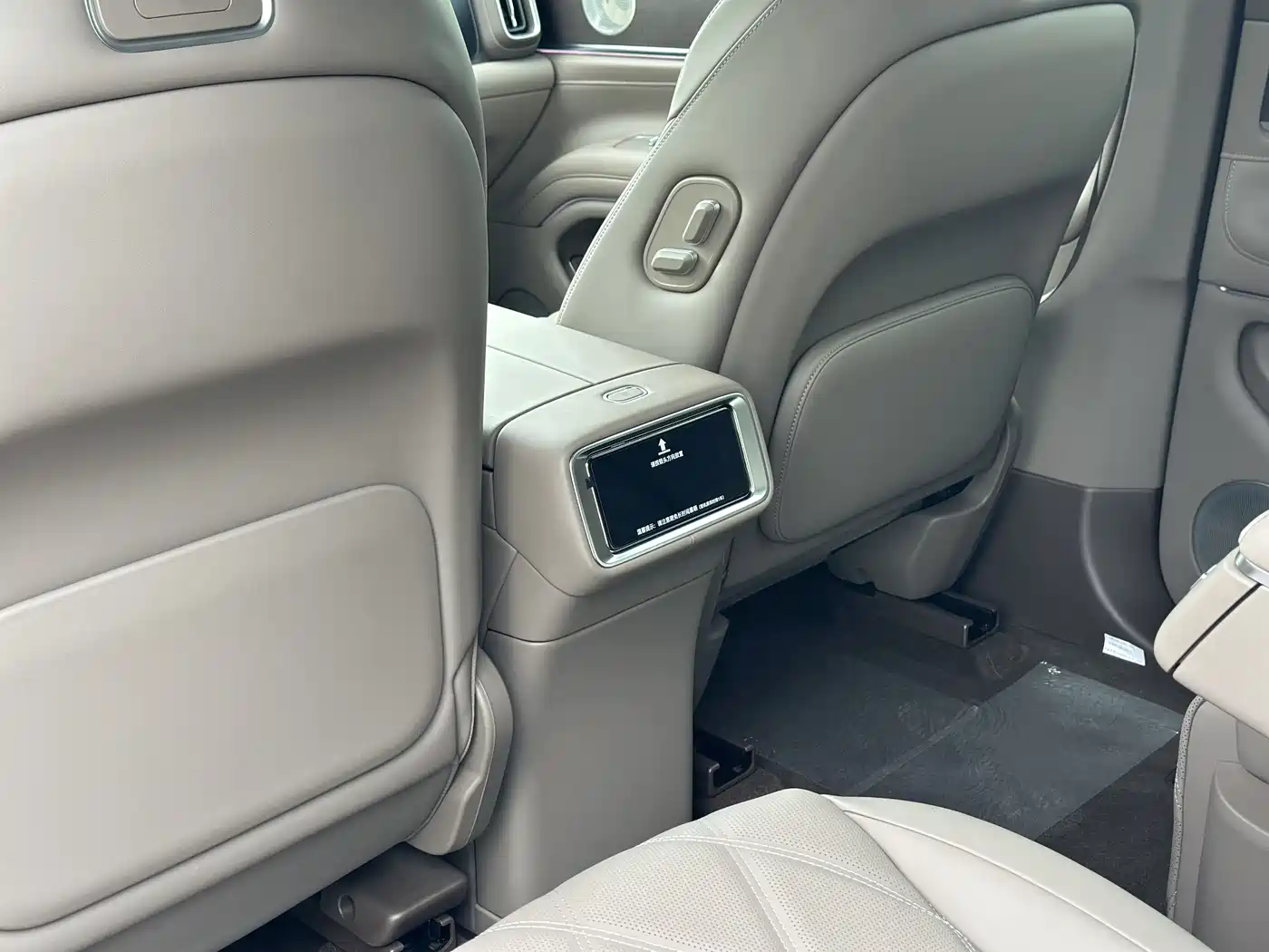 AITO Wenjie AITO M9 2025 Extended Range Ultra 52kWh 6-Seater фото 8