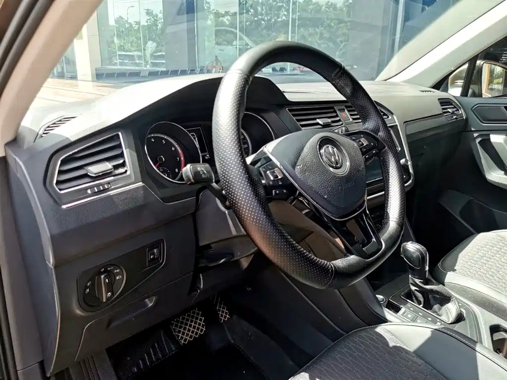 Volkswagen Tiguan L 2017 330TSI Automatic 2WD Trend Edition фото 7