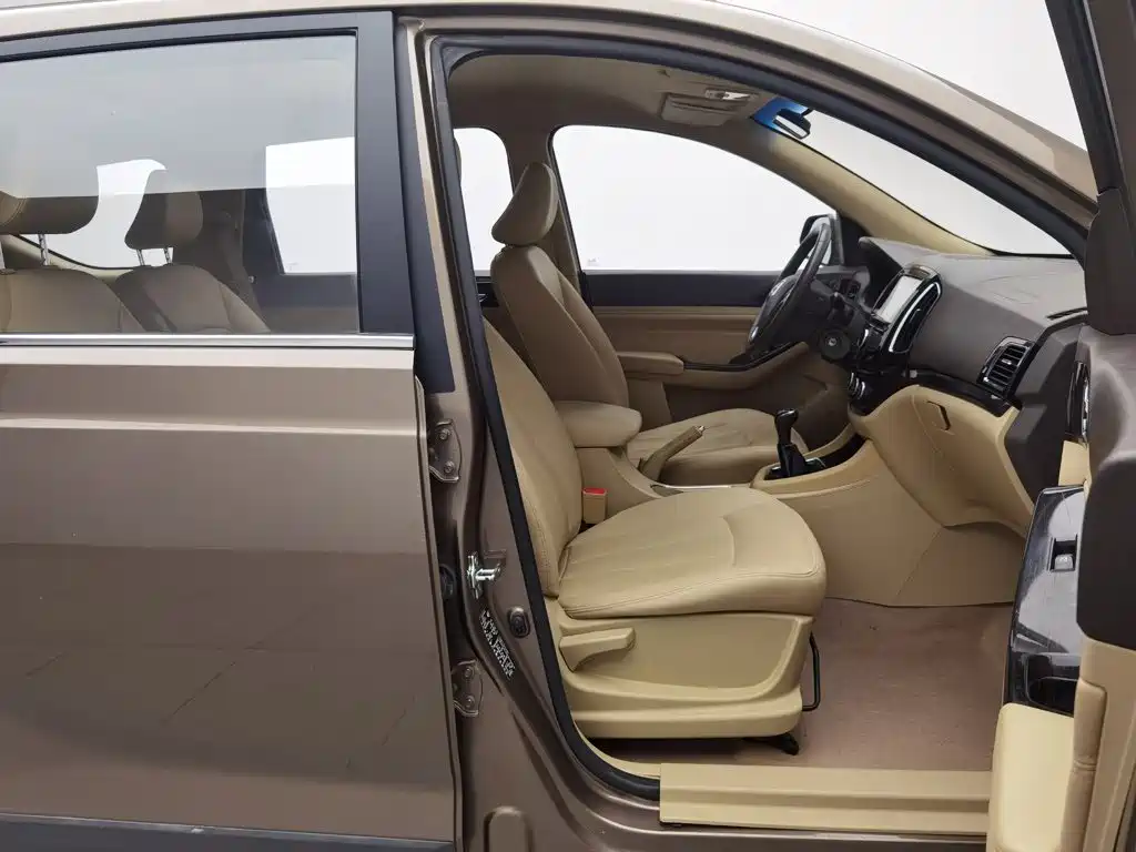 Baojun 730 2015 2014 1.5L Manual Comfort ESP Edition 7-Seater