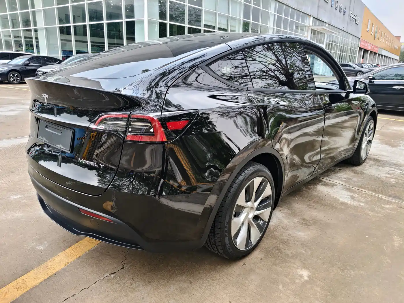 TESLA MODEL Y