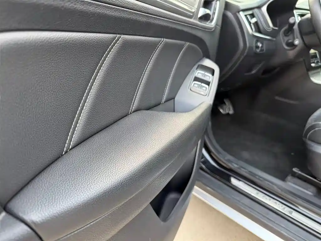 ROEWE RX5 NEW ENERGY