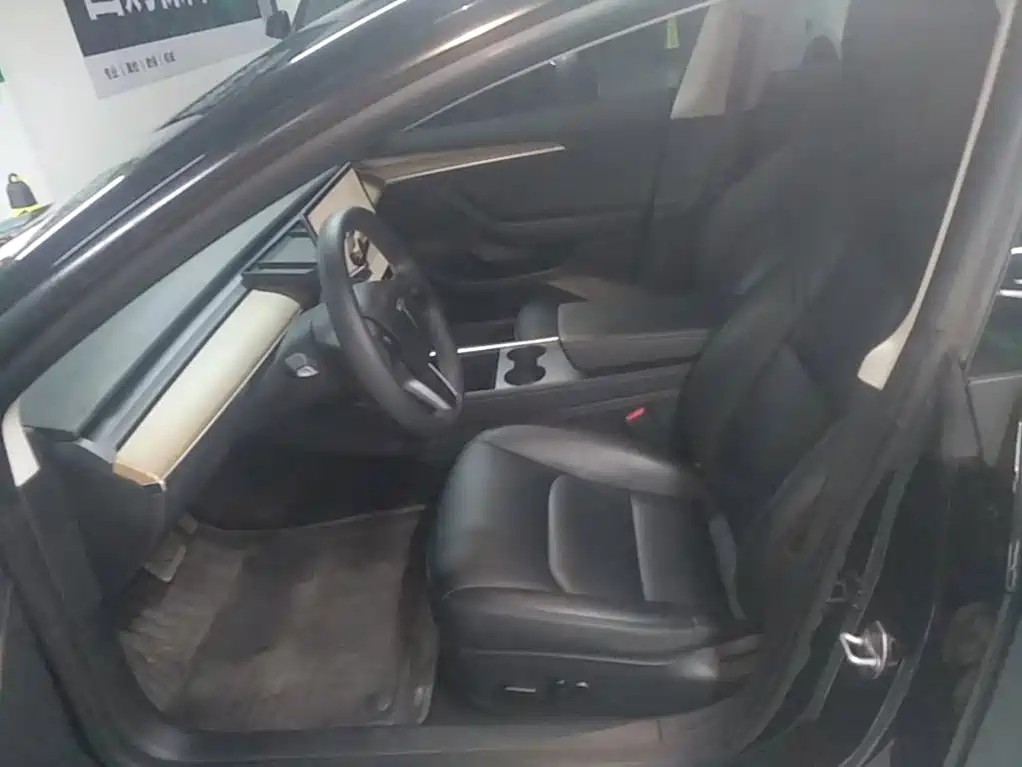 Photo 15 - Tesla Model 3