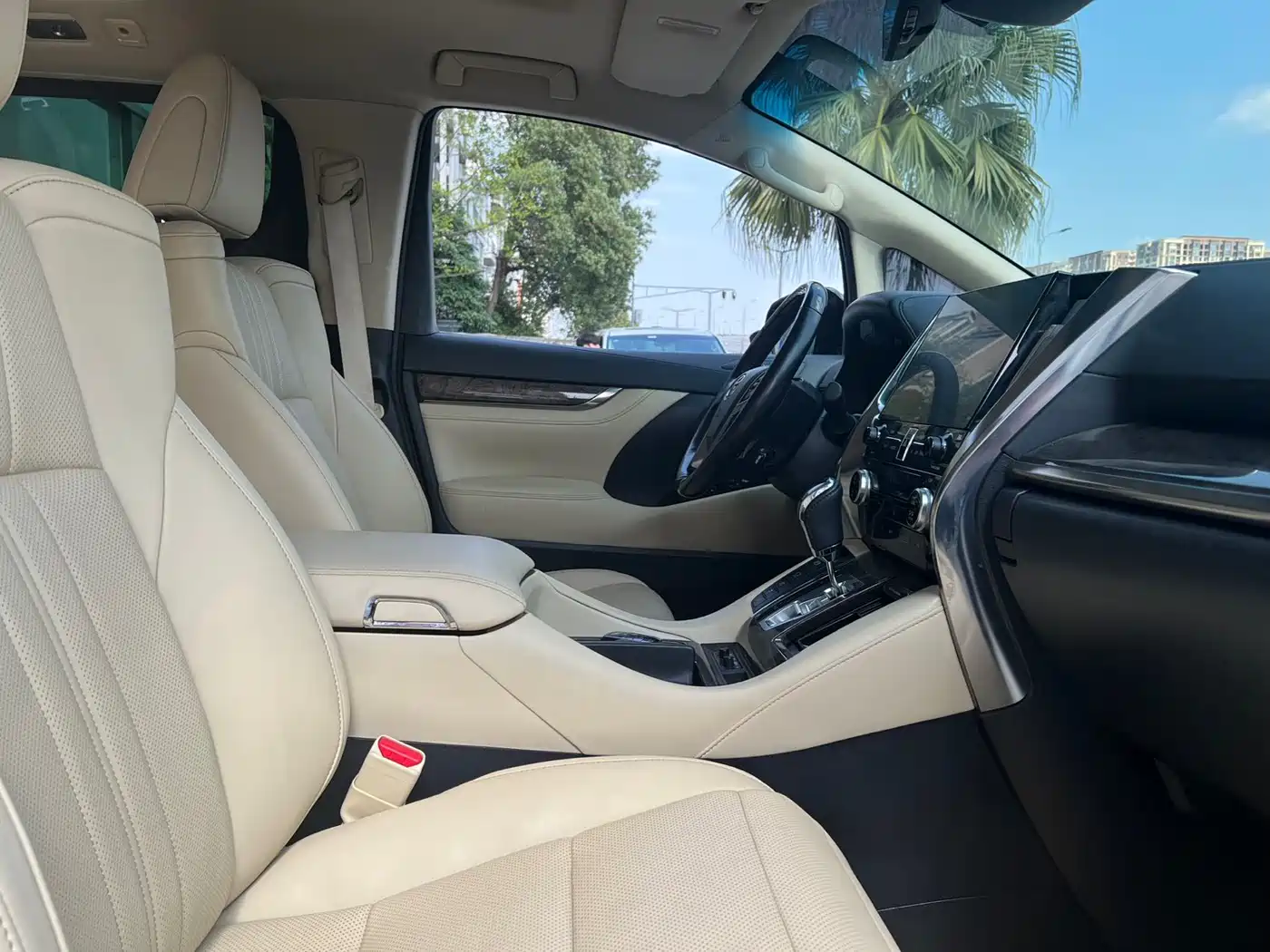 Toyota Vellfire 2020 Twin Engine 2.5L HV Premium Edition фото 4
