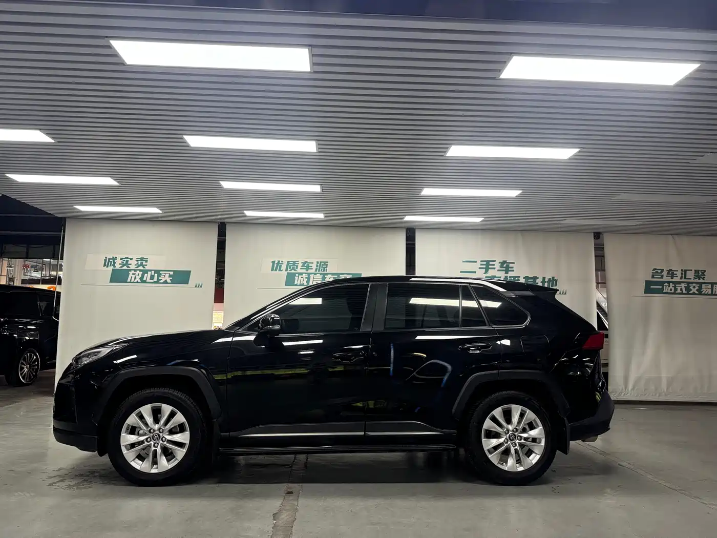Toyota Wildlander 2022 2.0L CVT FWD Leading Edition фото 4