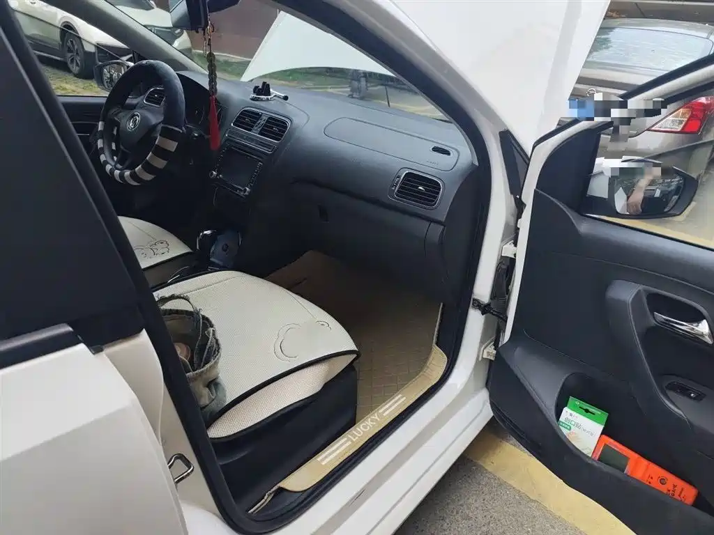 Volkswagen Polo 2014 1.6L Automatic Comfort Edition фото 20
