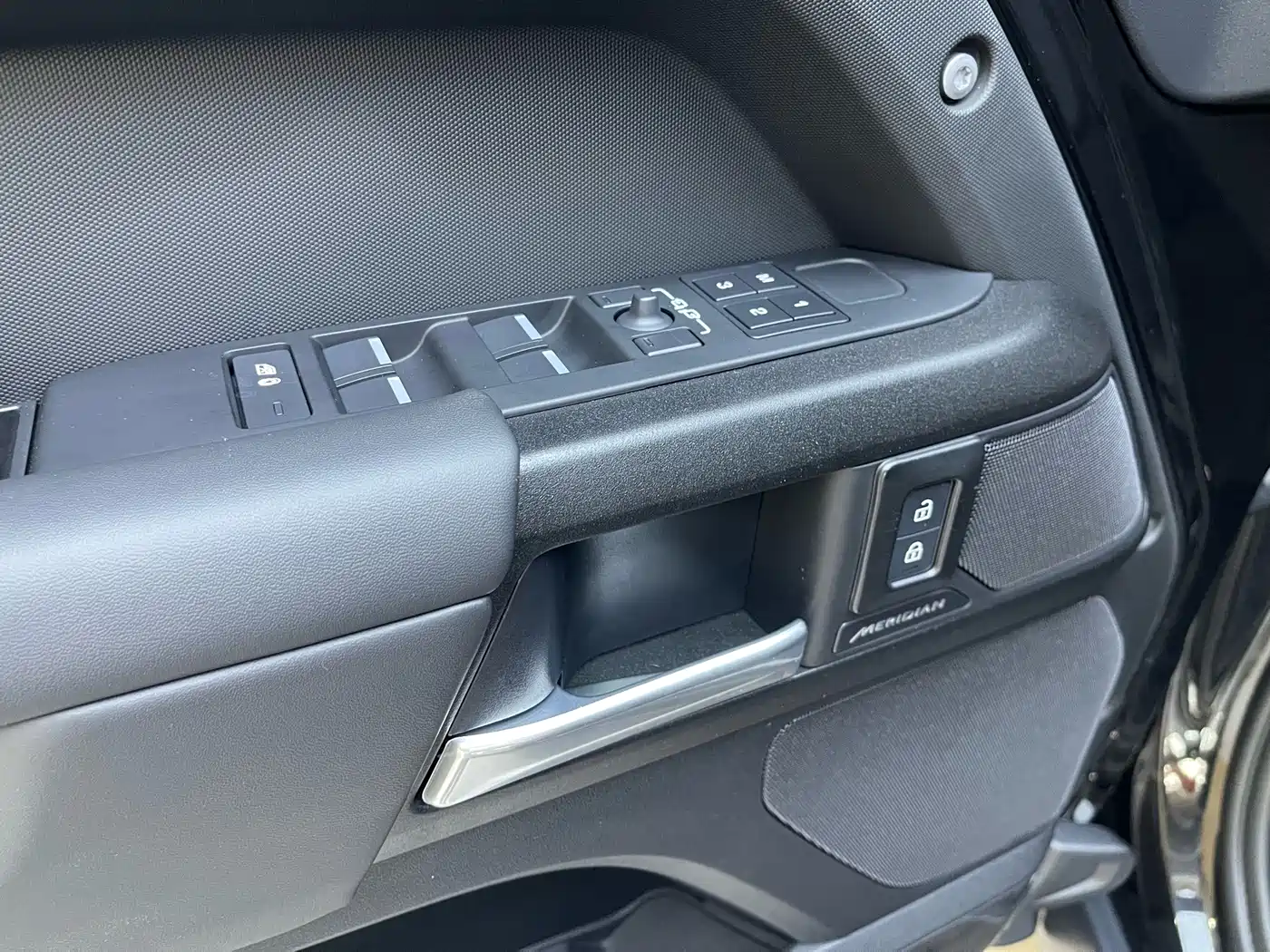 Land Rover Defender 2025 2025 110 3.0T P400 Dark Special Edition