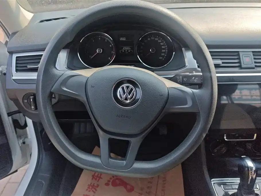 VOLKSWAGEN BORA