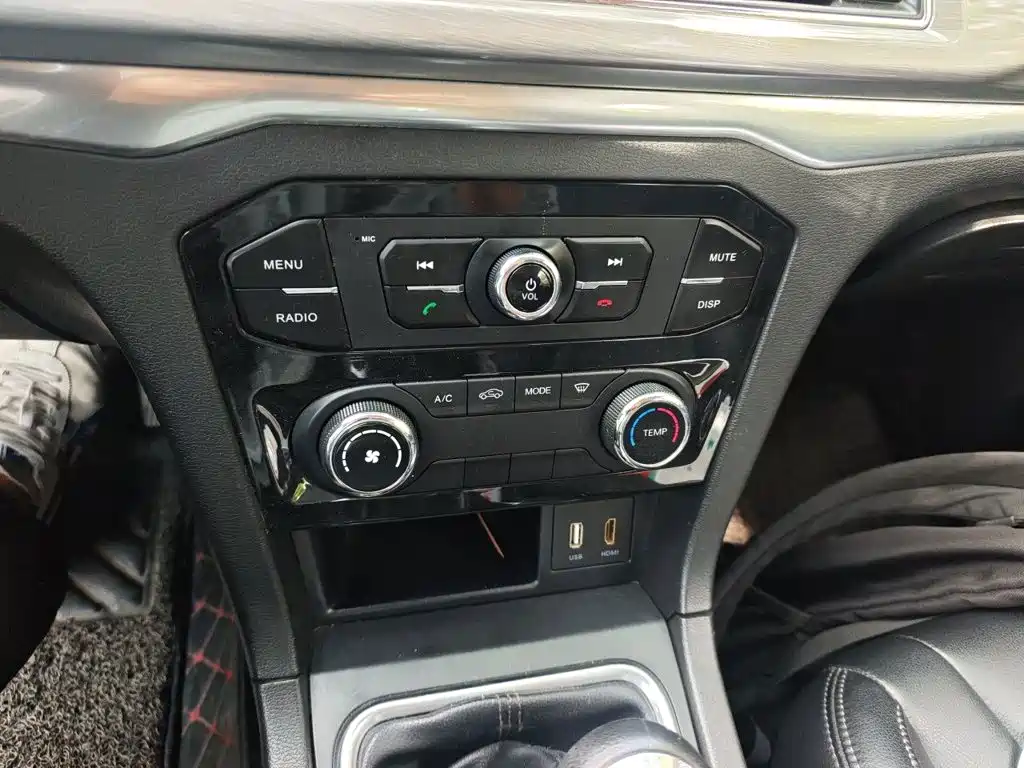 BAIC Weiwang M50F 2018 2017 1.3T Standard